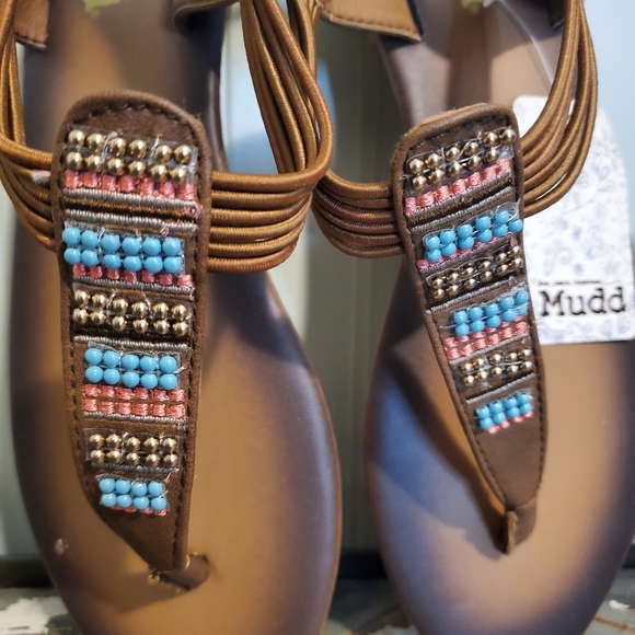 NWT MUDD Sandals T Strap Beaded Details Cognac Brown Color size 7/8 - Picture 5 of 7